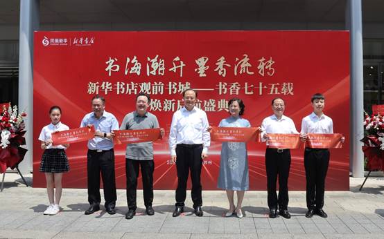 说明: 一群人站在一起描述已自动生成