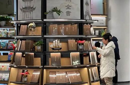 说明: 一群人站在厨房里中度可信度描述已自动生成