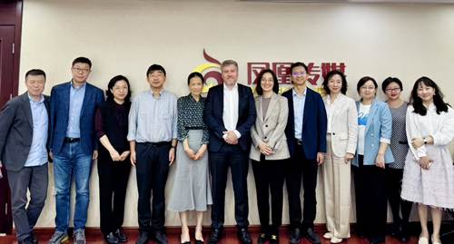 一群人站在一起AI 生成的内容可能不正确。