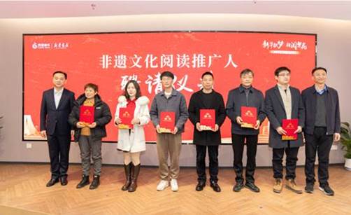 说明: 一群人站在壁报板前描述已自动生成
